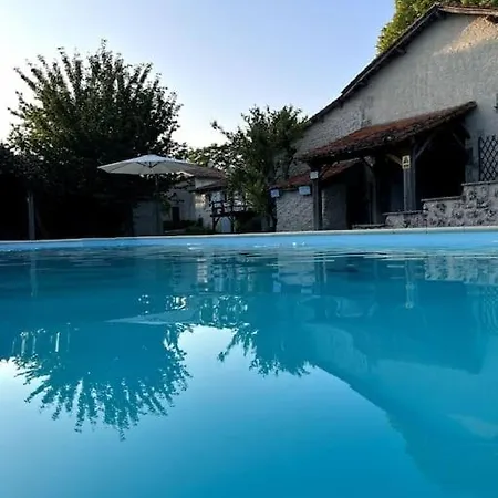 Lägenhet Entire With Swimming Pool Near Aubeterre Saint-Romain (Charente)