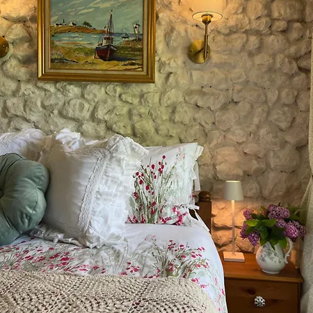 Entire With Swimming Pool Near Aubeterre Lägenhet